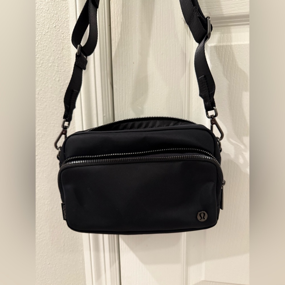 Lululemon Everywhere Crossbody 3L Large
Metal Hardware in Black/gunmetal - Picture 5 of 6
